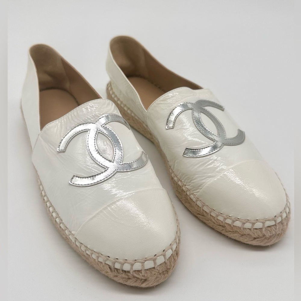 Chanel CC Logo Espadrilles Distressed Patent White Leather Flats EU 39 US 8-8.5